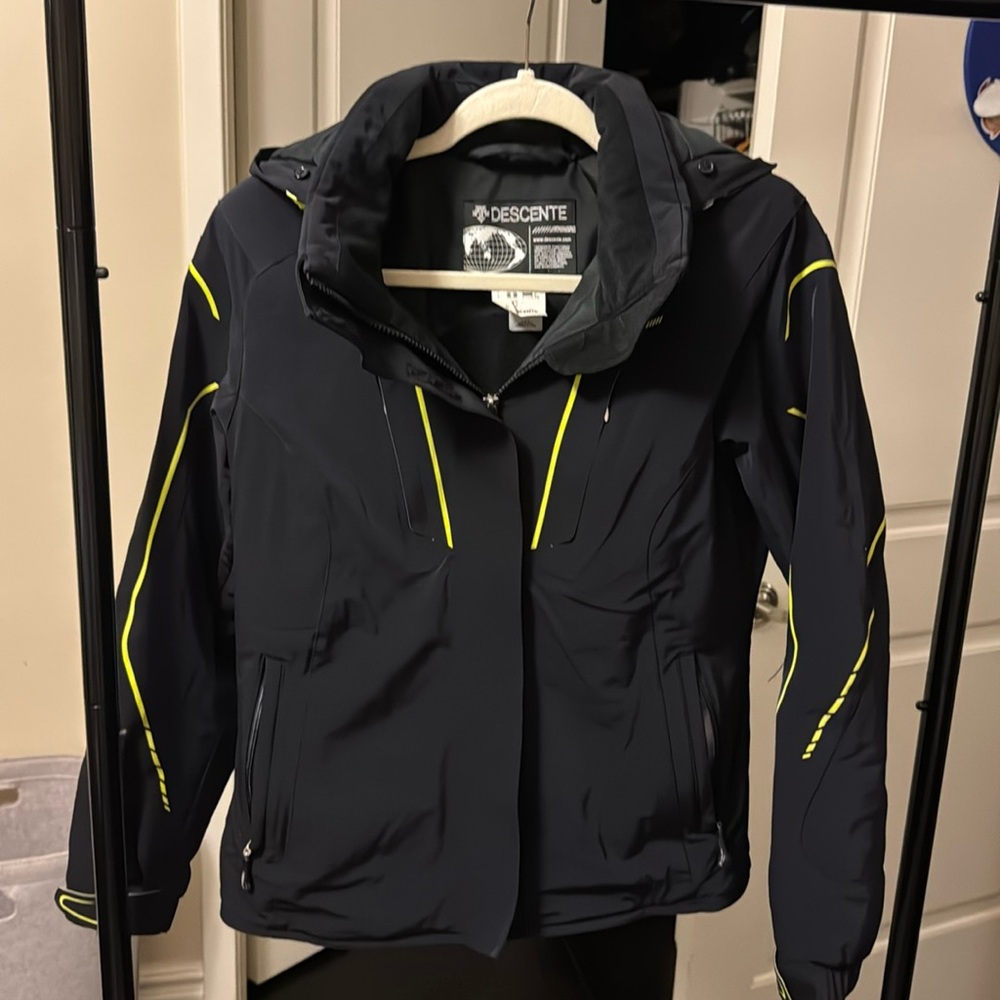 Descente navy blue ski jacket like new condition is size 8 women’s